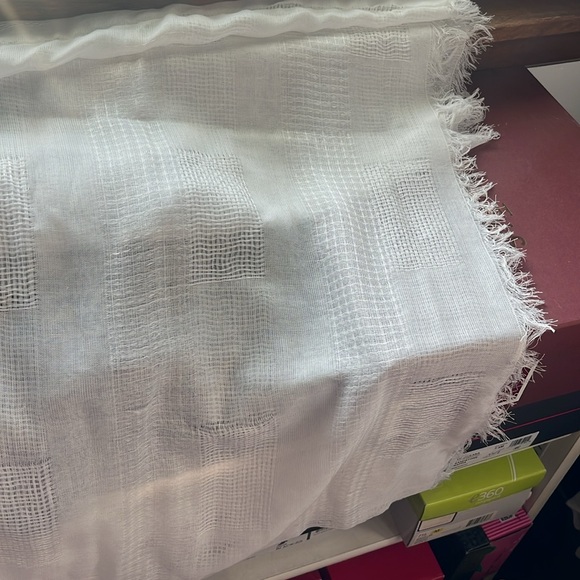 White scarf - Picture 4 of 4